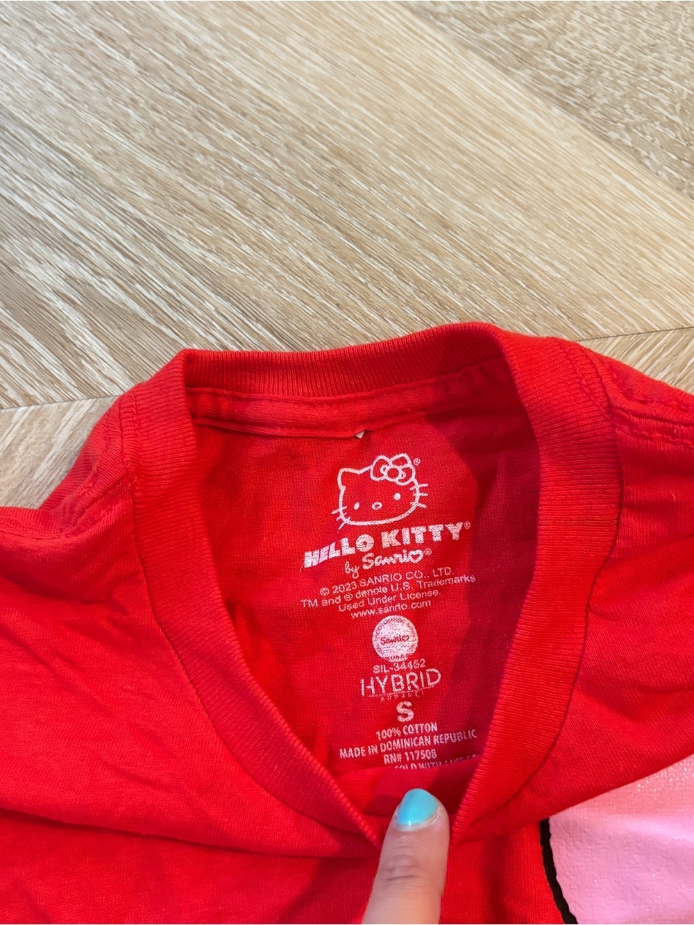 Hello Kitty T-Shirt - Picture 2 of 3